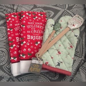 Christmas dishtowels, pot holder and mixing spoons. 🎄🎁🎄🎁